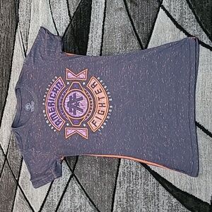 AMERICAN FIGHTER BUCKLE FITTED LOGO TEE-SHIRT